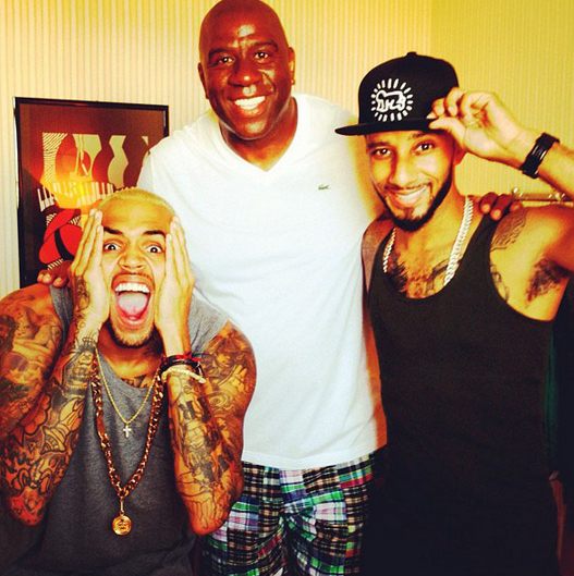 Magic Johnson croise Chris Brown ainsi que Swizz Beatz à Cannes