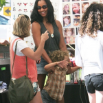 Garcelle et ses jumeaux au Farmer Market en Californie