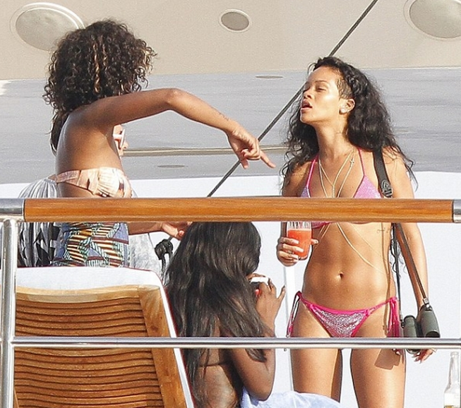 Rihanna poursuit ses vacances sur la Méditerranée