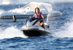 rihanna-sur-jetski-st-tropez