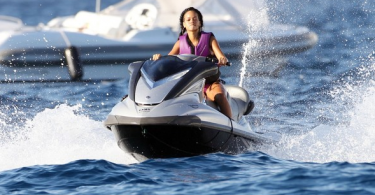 rihanna-sur-jetski-st-tropez