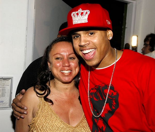 La mère de Chris Brown sous-entend que qu’il y a des mensonges autour de ce qu’affirme Rihanna