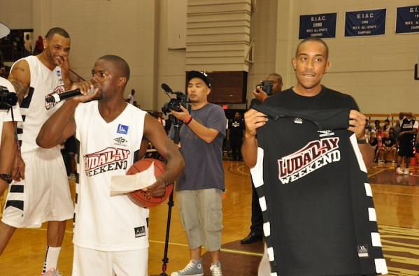 Kevin Hart, Larenz Tate, LeToya Luckett  et Floyd ont assité à un match de basketball organisé pour le Ludaday