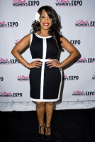 Niecy Nash pose sur le tapis rouge d’une exposition pour femmes à LA