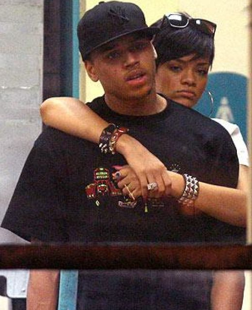 Rihanna prend la défense de Chris Brown