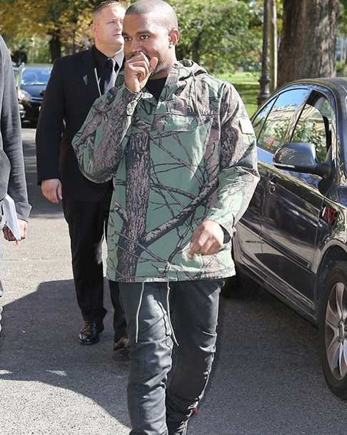 Kanye West dévoile son nouveau clip vidéo intitulé “White Dress”
