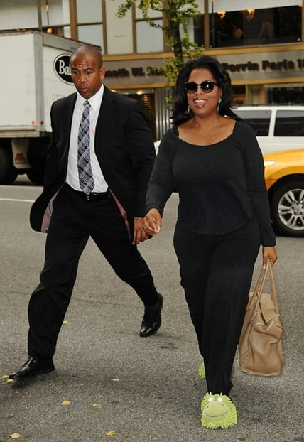 Oprah Winfrey se promène en chaussons verts