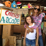Stacey Dash et sa fille font une sortie communautaire dans des cartons