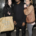 Kanye West pose avec ses fans à Londres