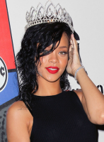 Rihanna couronnée Reine de West Hollywood et déguisée pour Halloween au manoir Greystone