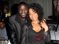 Akon dans de bonnes mains à la soirée Best of 2012 Holiday Showcase de BET Music Matters