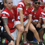 Jennifer Lopez et son beau Casper posent avec l’équipe de football à Puerto Rico