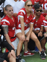 Jennifer Lopez et son beau Casper posent avec l’équipe de football à Puerto Rico