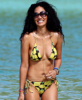 Kimora Lee fait sa belle à la plage à St Barth