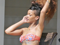 Rihanna fait la bronzette et prépare sa “Diamond Tour”