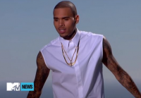 Chris Brown ose une chemise Givenchy sans manche