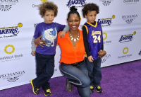 Garcelle Beauvais et ses jumeaux lors d’une soirée pour les Lakers