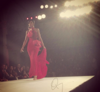 Kim Porter en rouge pour le “Red Dress Fashion Show”