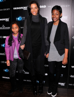 June Ambrose, Nicole Murphy et d’autres à l’avant-première de “The Host”