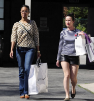 Zoe Saldana et une amie dévalise les boutiques de West Hollywood