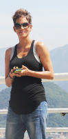 Halle Berry dévoile son ventre qui pointe à Rio De Janeiro