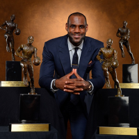 LeBron James reçoit son quatrième “Most Valuable Player” Trophée