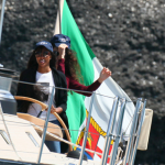 Naomi Campbell prend les commandes d’un bateau en Italie