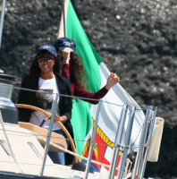 Naomi Campbell prend les commandes d’un bateau en Italie