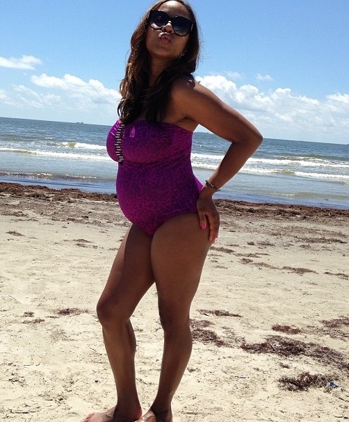 LaTavia Roberson se trémousse à la plage avec son ventre ron