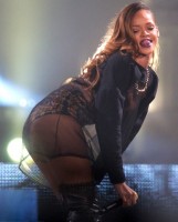 Rihanna met le feu au stade de France