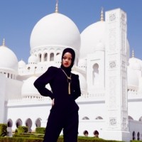 Rihanna pose devant une mosquée