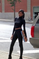 Jessica White pose devant les studios de CBS à Manhattan