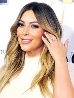 Kim Kardashian montre sa bague de fiançaille