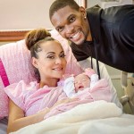 Adrienne et Chris Bosh présentent leur petite fille!