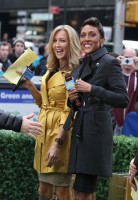 Robin Roberts toute souriante à Times Square, New York