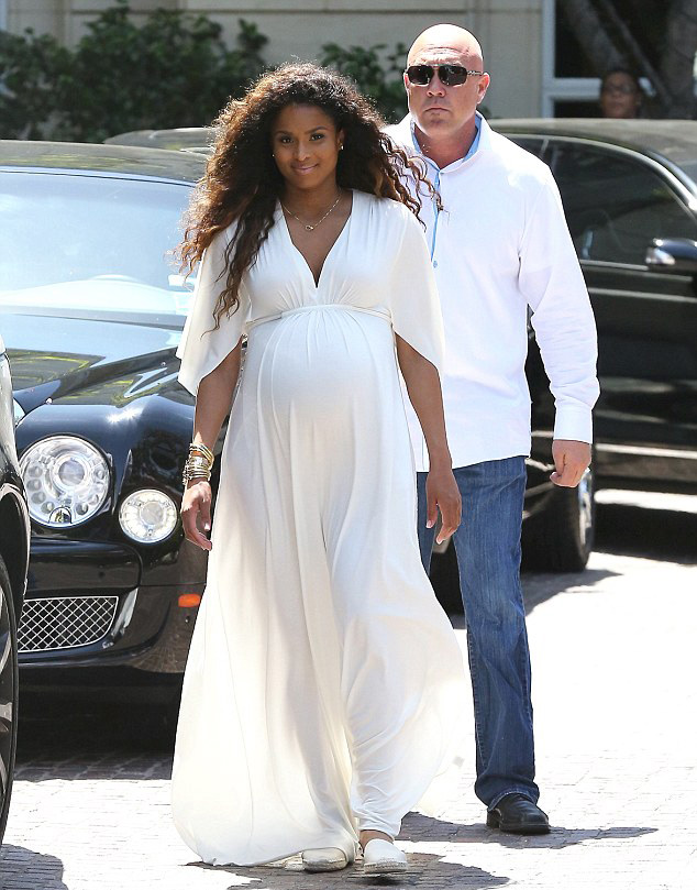 Ciara-enceinte-marche