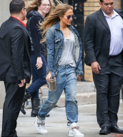 Jennifer-Lopez-quitte-casper