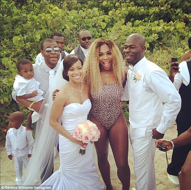 Serena Williams pose en maillot de bain lors d'un mariage