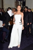 Jennifer Lopez portait une robe pantalon Versace