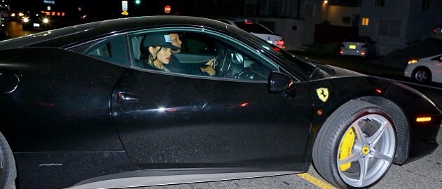 Rihanna au bord d'une Ferrari noire