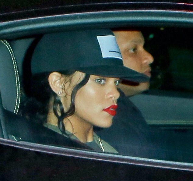 Rihanna au bord d'une Ferrari noire