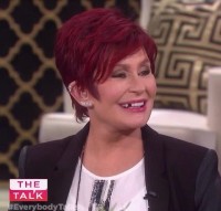 Sharon Osbourne perd une dent blanche pendant son show TV