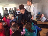 Janet Jackson et son mari Wissam Al Mana visitent des enfants réfugiés dans un camp