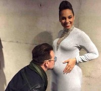 Bono fait un bisou sur le ventre de Alicia Keys