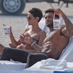 Nicole Murphy fait la belle à la plage et pose avec un beau