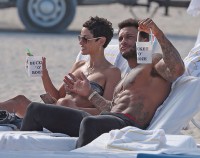 Nicole Murphy fait la belle à la plage et pose avec un beau