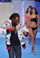 Snoop Dogg au milieu de mannequins lors de la Paris Fashion Week