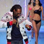 Snoop Dogg au milieu de mannequins lors de la Paris Fashion Week