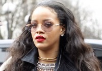 Rihanna adore son séjour en France, ne boude pas son plaisir auprès des fans et annonce qu’elle sera en tête d’affiche de iHeart Radio Festival
