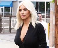 Kim Kardashian n’a pas peur d’exhiber son popotin dans des vêtements plutôt transparents 